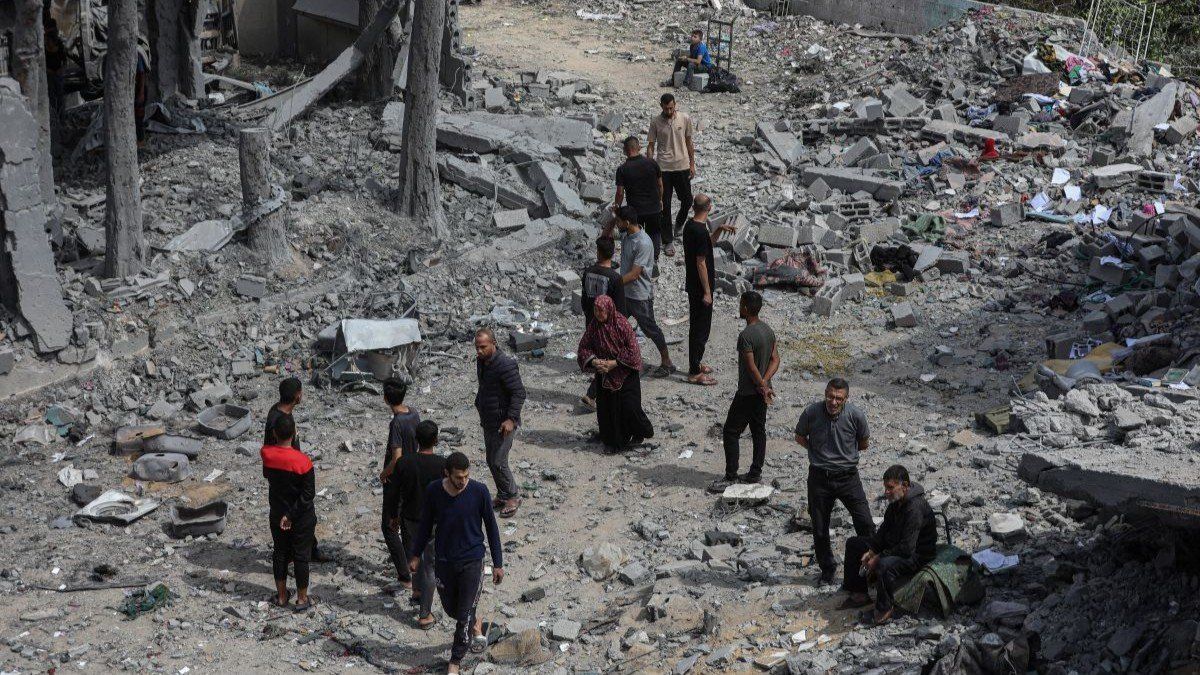 ​Palestinians inspect the site of an Israeli strike on a house, in Jabalia, in the northern Gaza Strip, on May 14, 2025.