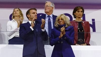 does brigitte macron smoke cigarettes En smoking, apparat plus glamour que jamais avec ce dtail mode loin d'tre pass inaperu French fume at Macron's pick