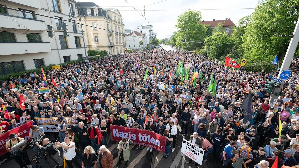 Participants in a rally to mark an attack on an SPD politician stand on Pohlandplatz. After the brutal attack on the SPD politician Ecke, a 17-year-old turned himself in to the police.