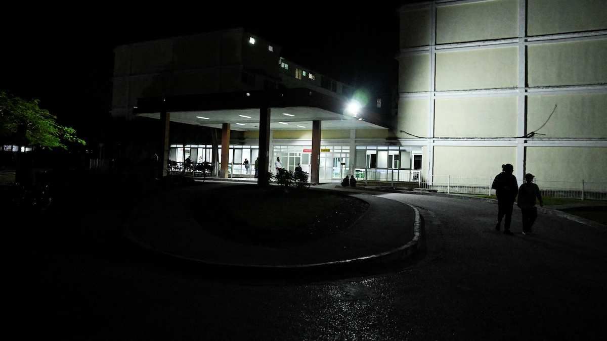​People approach the entrance of the Provincial Clinical-Surgical Hospital "Arnaldo Milian Castro" in Santa Clara, Cuba, on February 25, 2026.