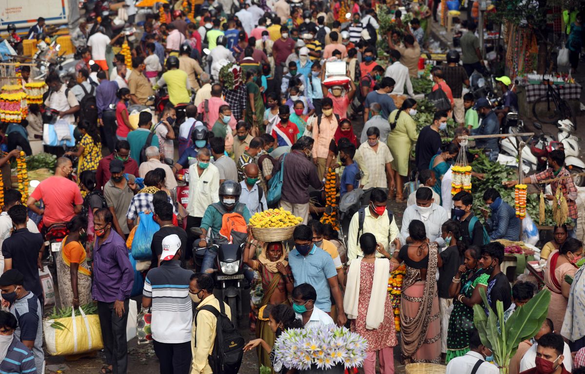 People are seen at a crowded market a day before the Hindu festival of Dussehra amidst the spread of the coronavirus disease (COVID-19) in Mumbai, India, October 24, 2020