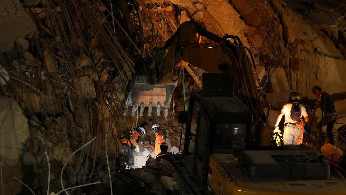 ​People search for casualties under the rubble of a collapsed building in Caracas following earthquakes in Venezuela, on June 25, 2026.