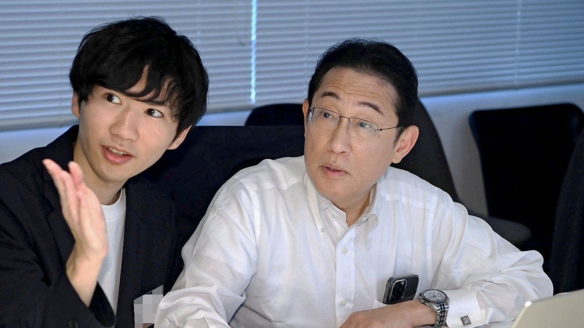 Prime Minister Fumio Kishida (R) takes part in a class on generative artificial intelligence at the University of Tokyo in Japan's capital on Aug. 14, 2023.