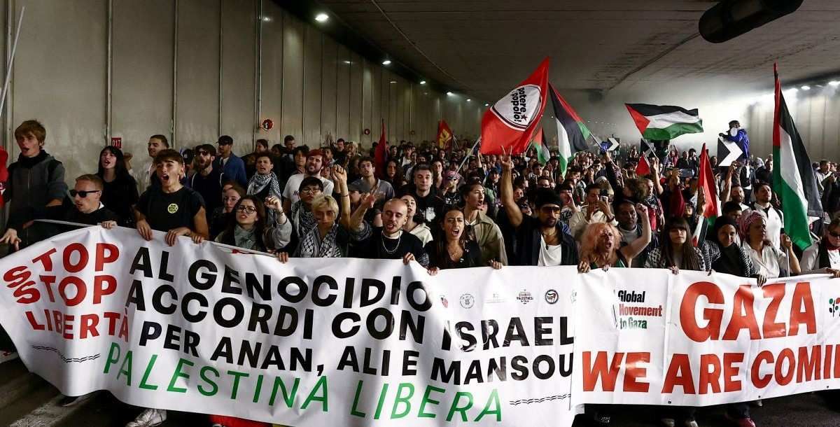 ​Pro-Palestinian demonstrators protest during a nationwide strike called by the USB union to condemn the Israeli forces' interception of the Global Sumud Flotilla vessels aiming to reach Gaza and break Israel's naval blockade, in Rome, Italy, October 3, 2025.