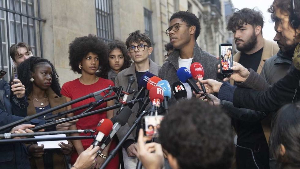 Student protests get concessions in France, India and China’s dam battle, Bolsonaro ordered to remain in Brazil