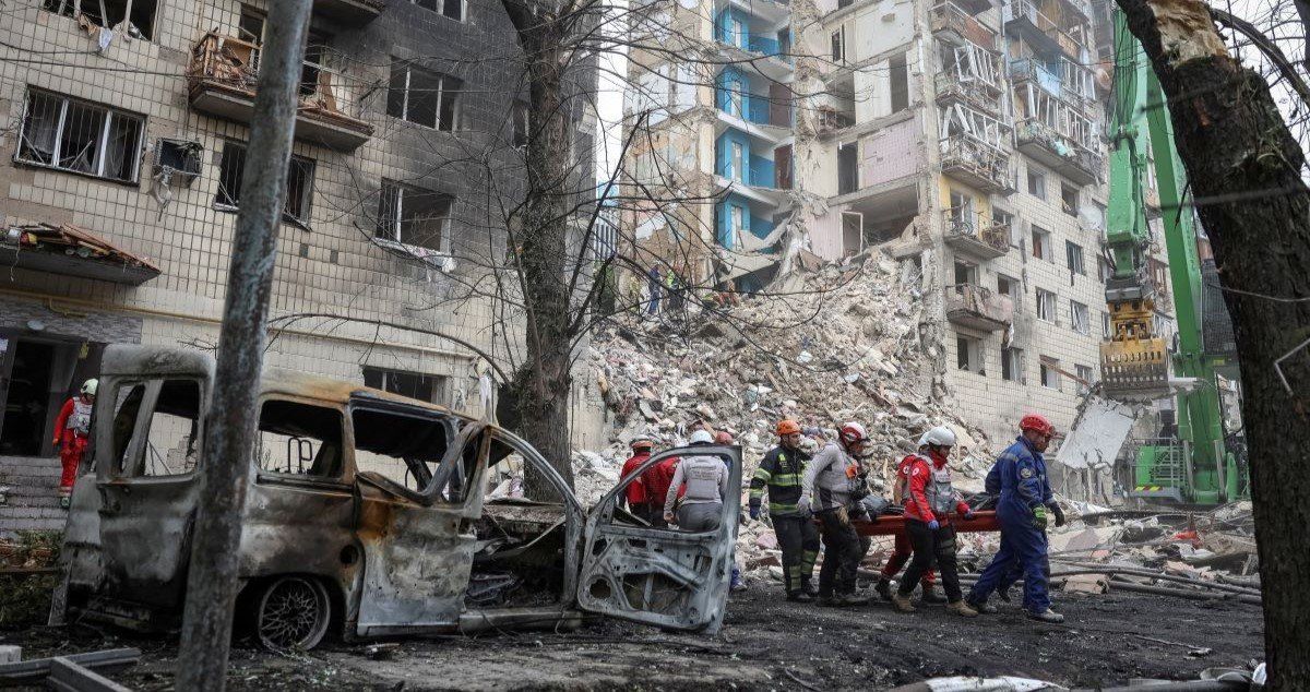 Rescuers carry a body at the site of an apartment building damaged during a Russian strike, amid Russia's attack on Ukraine, in Kyiv, Ukraine June 17, 2025. 