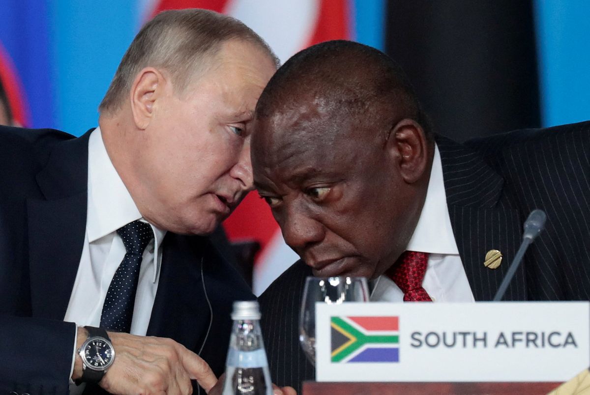  Russia's President Vladimir Putin speaks with South African President Cyril Ramaphosa
