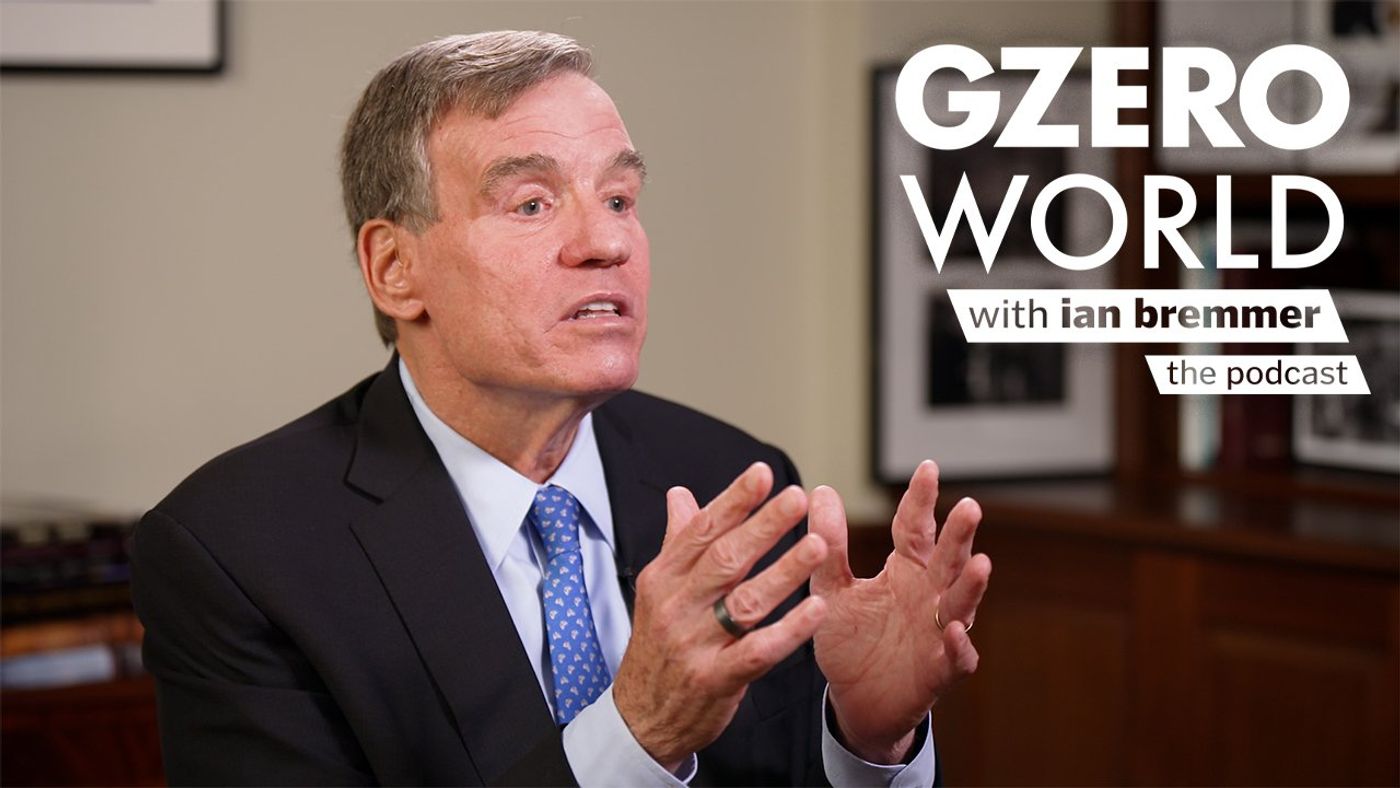 參議員馬克沃納 (D-VA) 在他的辦公室裡,上面疊加了 GZERO World Podcast 標誌。