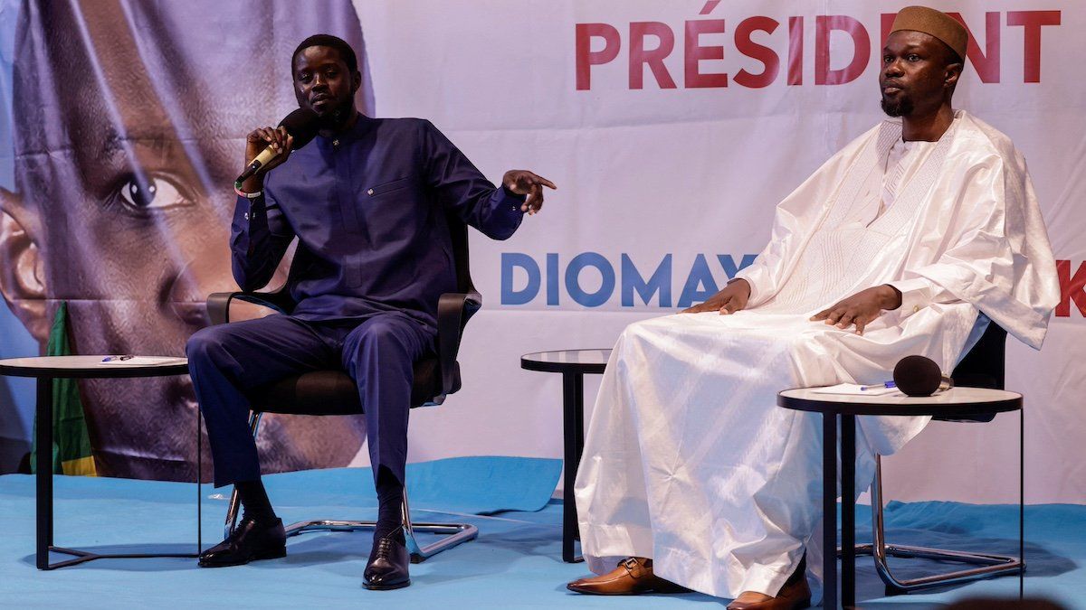 ​Senegalese opposition leader Ousmane Sonko listens to the presidential candidate he is backing in the March 24 election, Bassirou Diomaye Faye, as they hold a joint press conference a day after they were released from prison, in Dakar, Senegal March 15, 2024. 