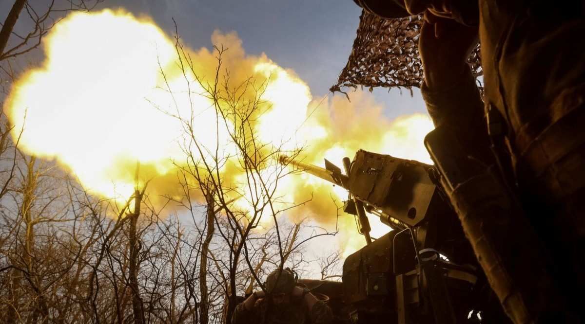 ​Servicemen of the 148th Separate Artillery Zhytomyr Brigade of the Armed Forces of Ukraine fire a Caesar self-propelled howitzer towards Russian troops at a position on the front line, amid Russia's attack on Ukraine, near the frontline town of Pokrovsk in Donetsk region, Ukraine November 23, 2025. 
