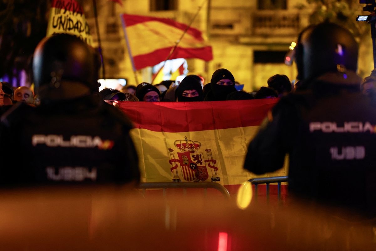 Spanish riot police officers stand guard during a protest, following acting Prime Minister Pedro Sanchez's negotiations for granting an amnesty to people involved with Catalonia's failed 2017 independence bid, in Madrid, Spain, November 7, 2023.
