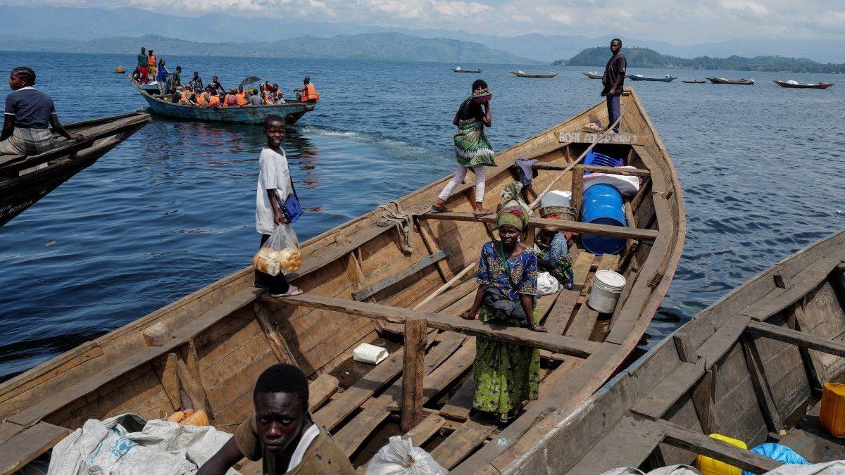 ​Street vendors stand on a pirogue with goods to be sold at Kituku market, on the bank of Lake Kivu, in Goma, which is controlled by M23 rebels, in North Kivu province of the Democratic Republic of Congo March 21, 2025. 