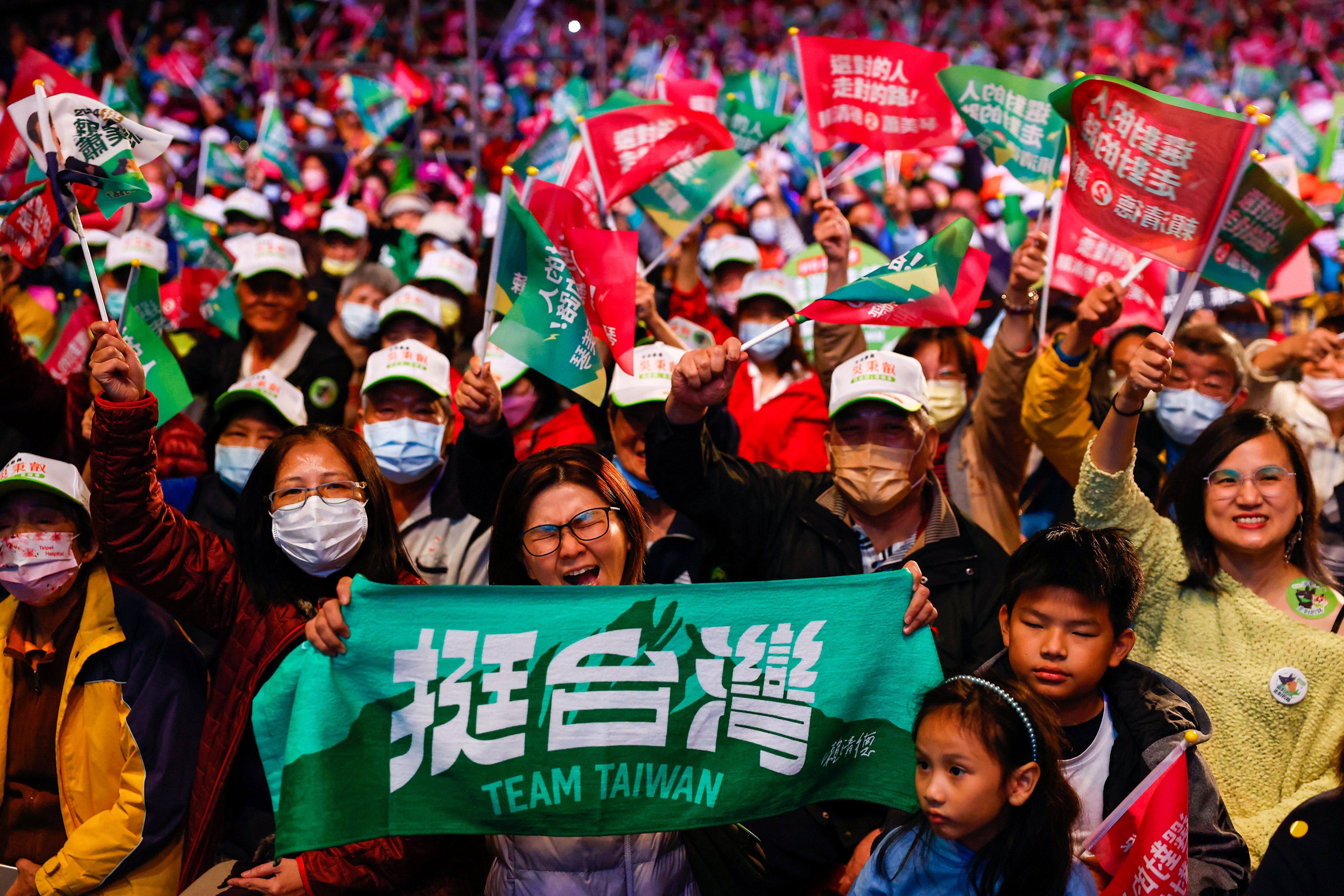 ​Supporters of Lai Ching-te, Taiwan's vice president and the ruling Democratic Progressive Party's presidential candidate attend, a campaign event in New Taipei City, Taiwan, on Jan. 6, 2024. 