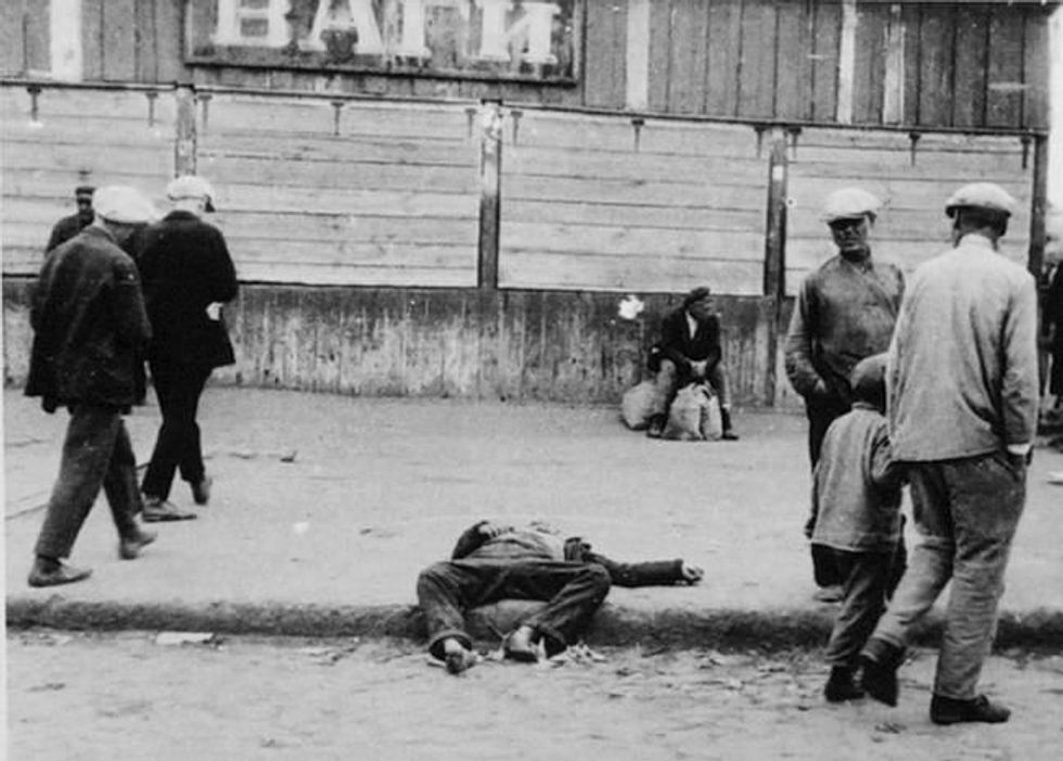 "The sympathy shrinks," the photographer notes in his original caption. Kharkov, Ukraine. 1933.