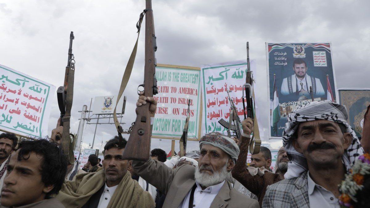 ​Thousands of Yemenis gather in Sanaa's Al-Sabeen Square to demonstrate unwavering solidarity with Palestine and vehemently denounce Israel and the US.