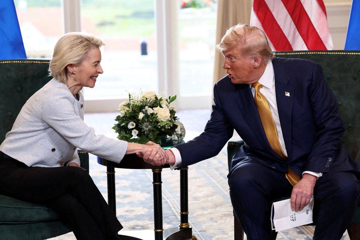 ​U.S. President Donald Trump shakes hands with European Commission President Ursula von der Leyen, after an announcement of a trade deal between the U.S. and EU, in Turnberry, Scotland, Britain, July 27, 2025.