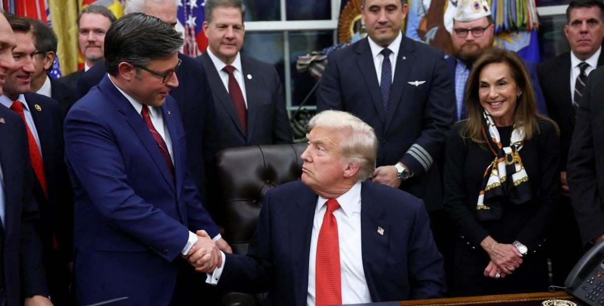 ​U.S. President Donald Trump shakes hands with U.S. House Speaker Mike Johnson (R-LA) after signing the funding bill to end the U.S. government shutdown, at the White House in Washington, D.C., U.S., November 12, 2025. 