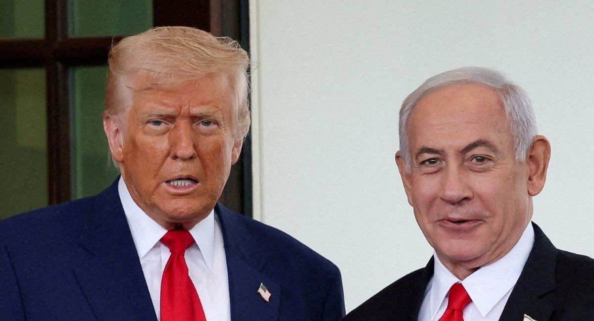 ​U.S. President Donald Trump welcomes Israeli Prime Minister Benjamin Netanyahu at the entrance of the White House in Washington, D.C., U.S., April 7, 2025.