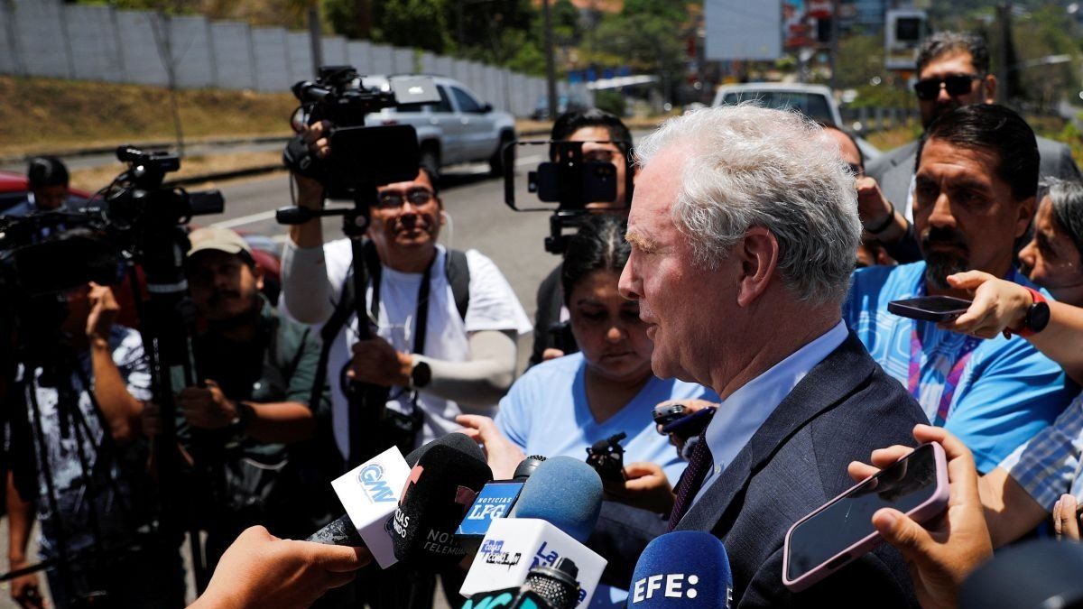​U.S. Senator Chris Van Hollen (D-MD) speaks to the media in San Salvador, El Salvador, on April 16, 2025.
