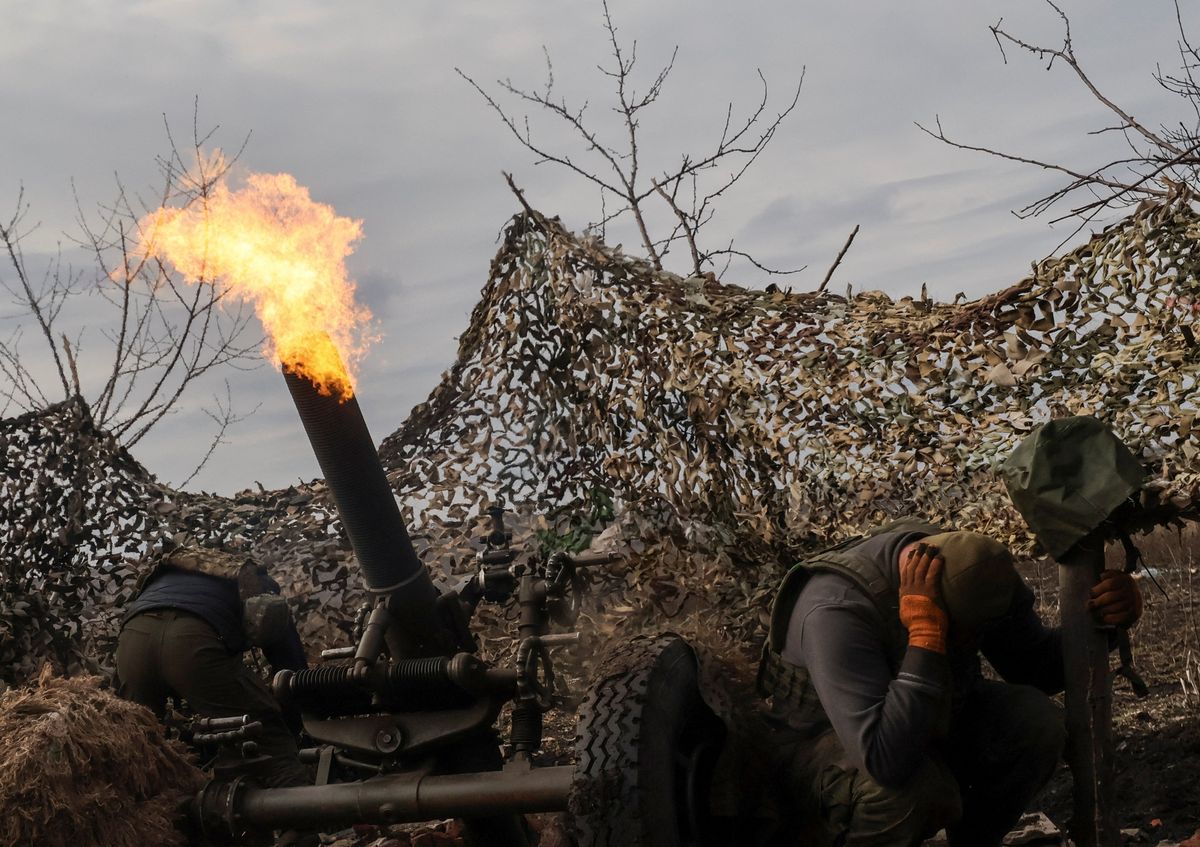 Ukrainian service members fire a mortar towards Russian troops outside the frontline town of Bakhmut, in Donetsk region, Ukraine March 6, 2023.