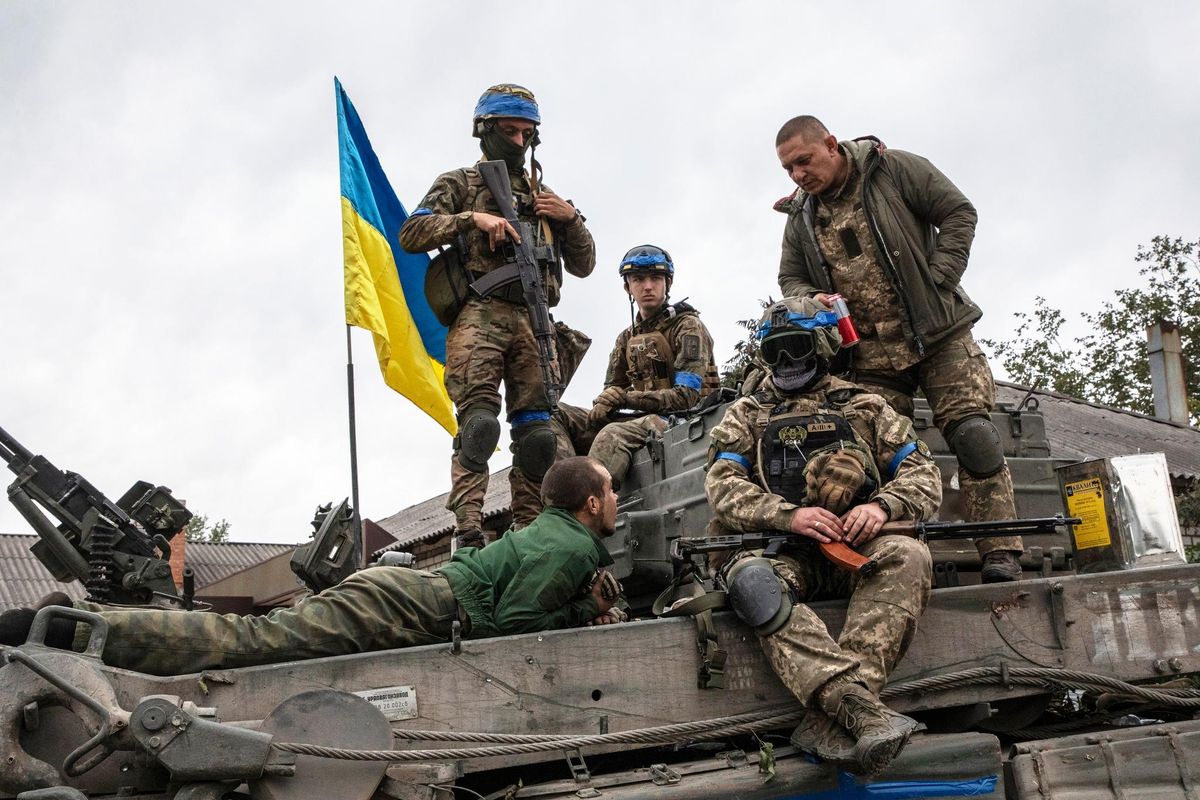 Ukrainian soldiers on a tank with a Ukrainian flag