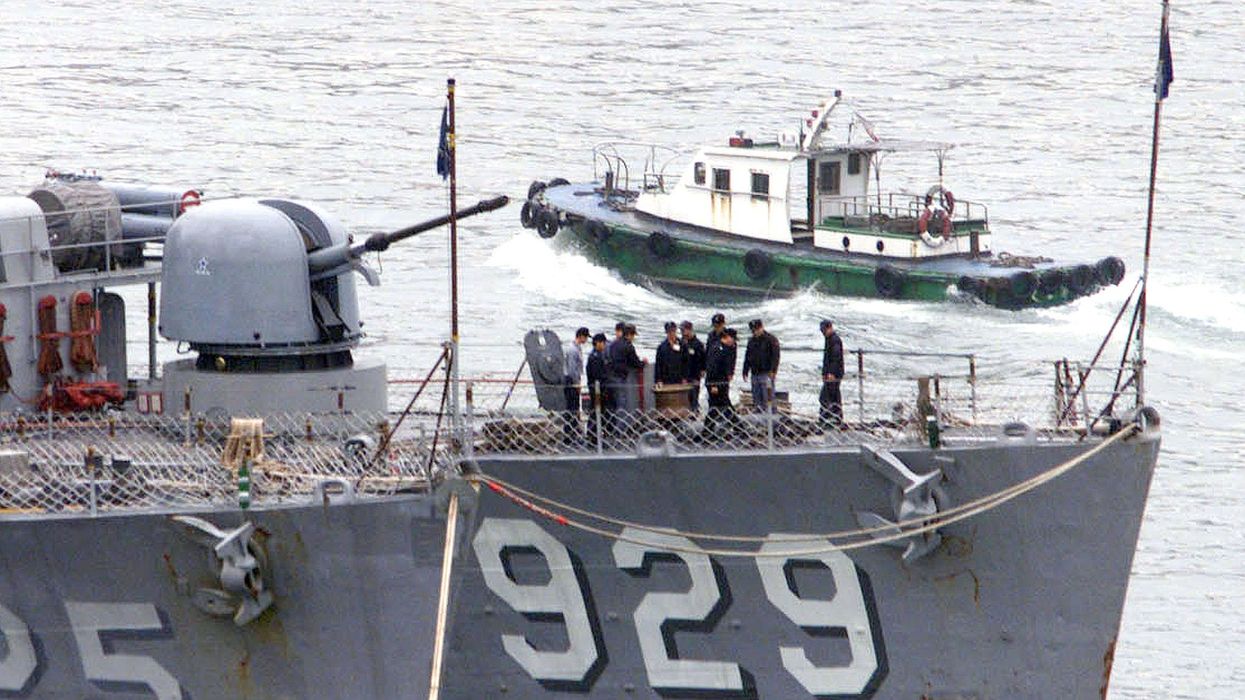 US naval ship in the Taiwan straight