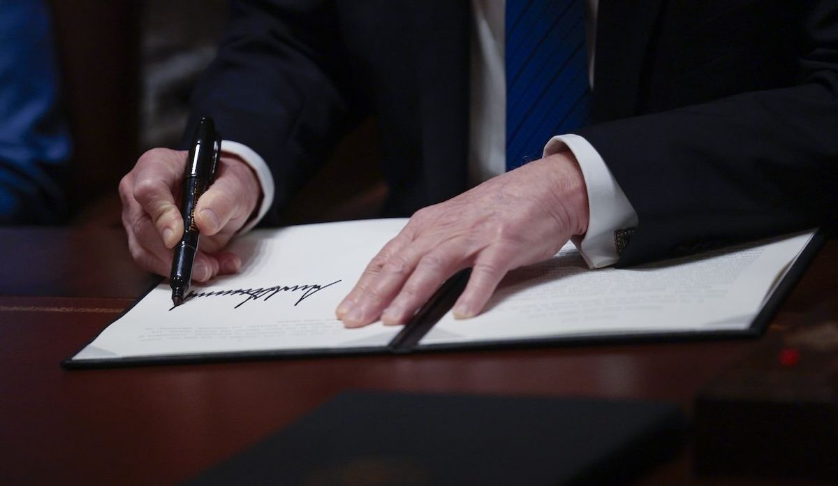 ​US President Donald J. Trump signs executive orders in the Cabinet Room of the White House on March 25, 2025. 