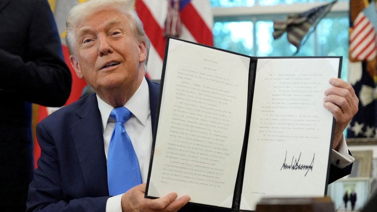 ​US President Donald Trump displays a signed executive order on visas at the White House in Washington, D.C., USA, on September 19, 2025.