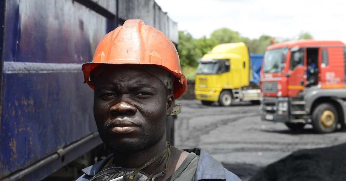 Zambia, Collum Coal Mine ZAMBIA, Sinazese, chinese owned Collum Coal Mine, underground mining of hard coal for copper melter and cement factory, loading place ***SAMBIA, Collum Coal Mine eines chinesischem Unternehmens, Untertageabbau von Steinkohle, Ladeplatz Sinasese Zambia 