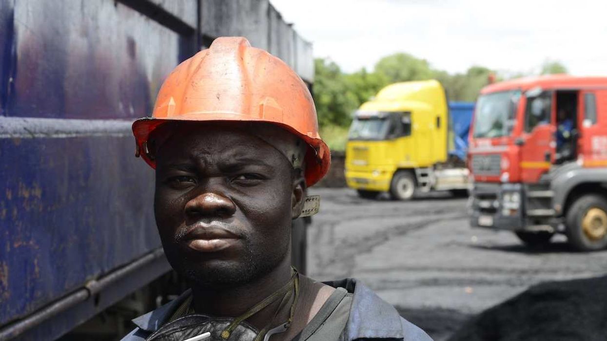 Zambia, Collum Coal Mine ZAMBIA, Sinazese, chinese owned Collum Coal Mine, underground mining of hard coal for copper melter and cement factory, loading place ***SAMBIA, Collum Coal Mine eines chinesischem Unternehmens, Untertageabbau von Steinkohle, Ladeplatz Sinasese Zambia